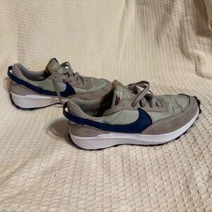 Nike Women’s Sneakers in Gray with Blue Accents Size 10